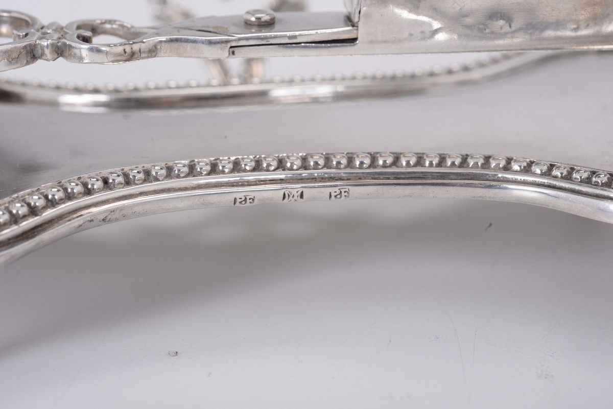 Coppia di Spegni Moccolo in Argento Sbalzato e Cesellato, Crema, Ultimo Quarto XVIII Secolo, Marc...