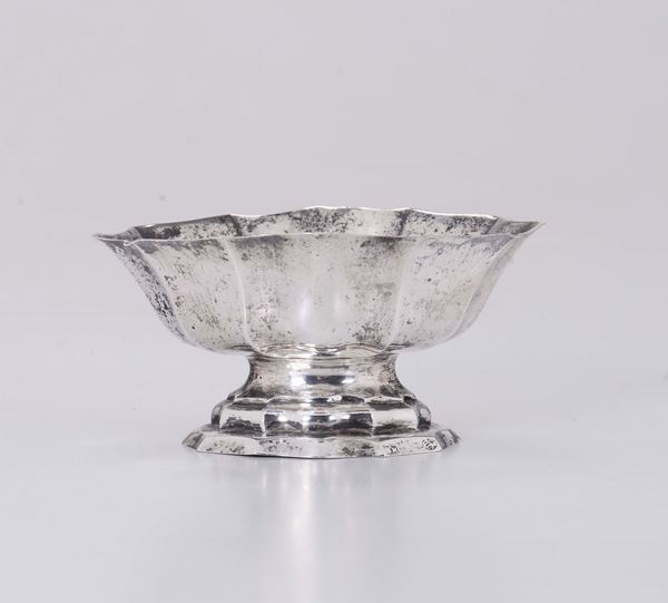 A sugar bowl in embossed and chiselled silver, Modena, last quarter of the 18th century, silversmith Giuseppe Manzini senior (1741-1791), initials M.T.C. under the foot