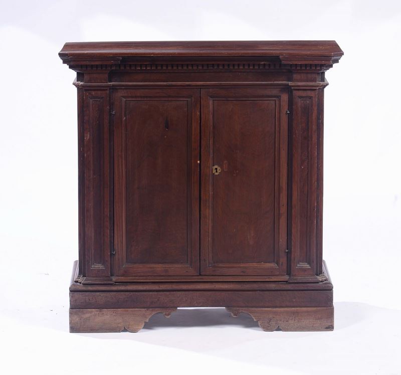 Credenzino a due ante in noce, XIX secolo  - Asta Antiquariato - II - Cambi Casa d'Aste