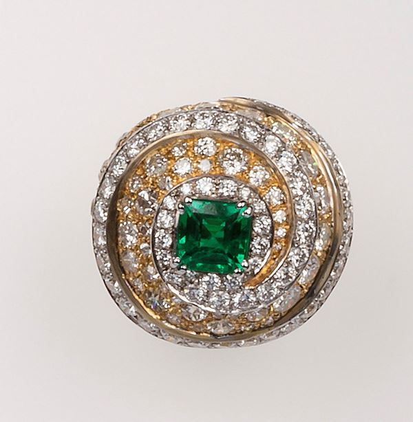 Anello con smeraldo centrale e diamanti a contorno