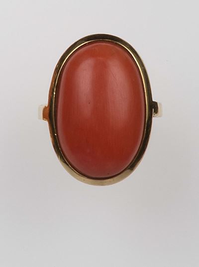 Anello con Corallo Taglio Cabochon