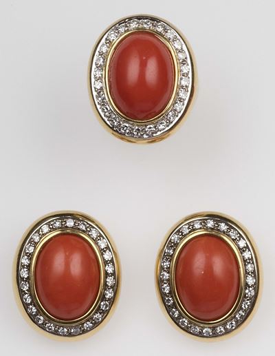 Parure Composto da Anello ed Orecchini con Corallo Taglio Cabochon e Diamanti a Contorno