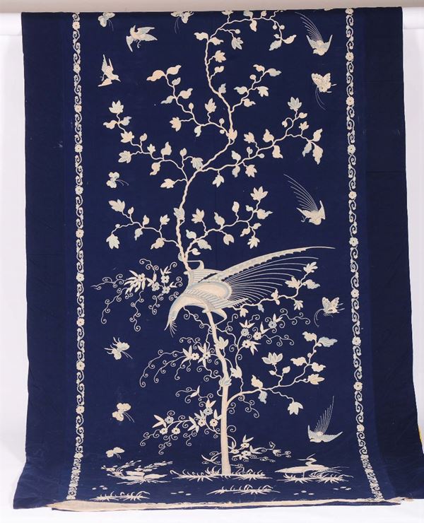 Grande tessuto in seta a fondo blu ricamato con decoro di fiori e uccelli, Cina, inizio XX secolo