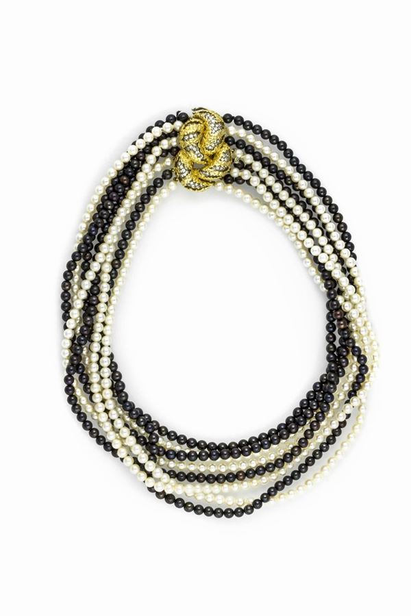 Girocollo composto da otto fili di perle bianche e nere