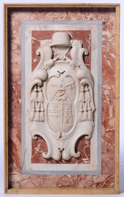 Importante Stemma Cardinalizio in Marmi Policromi. Arte Barocca Italiana del XVII Secolo.