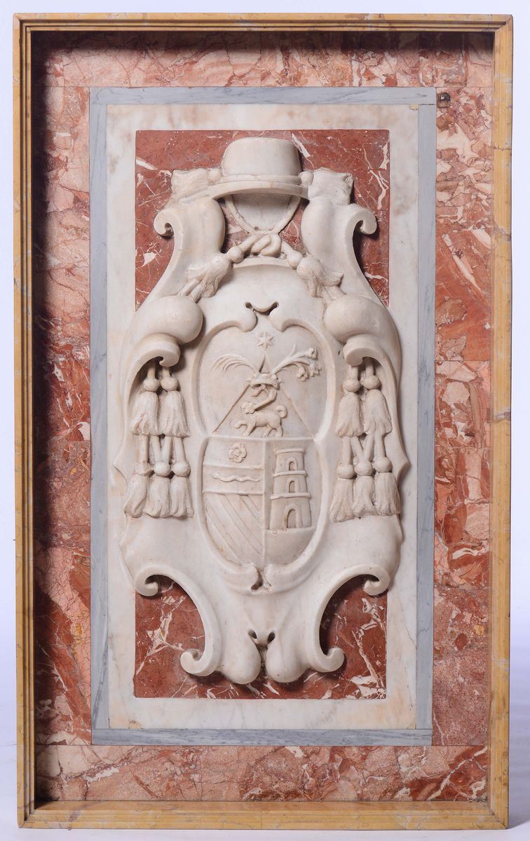 Importante stemma cardinalizio in marmi policromi. Arte barocca Italiana del XVII secolo.  - Asta Antiquariato - Cambi Casa d'Aste