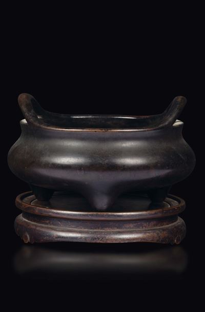 Incensiere Tripode in Bronzo con Manici su Stand in Bronzo, Cina, Dinastia Ming, Fine XVII Secolo