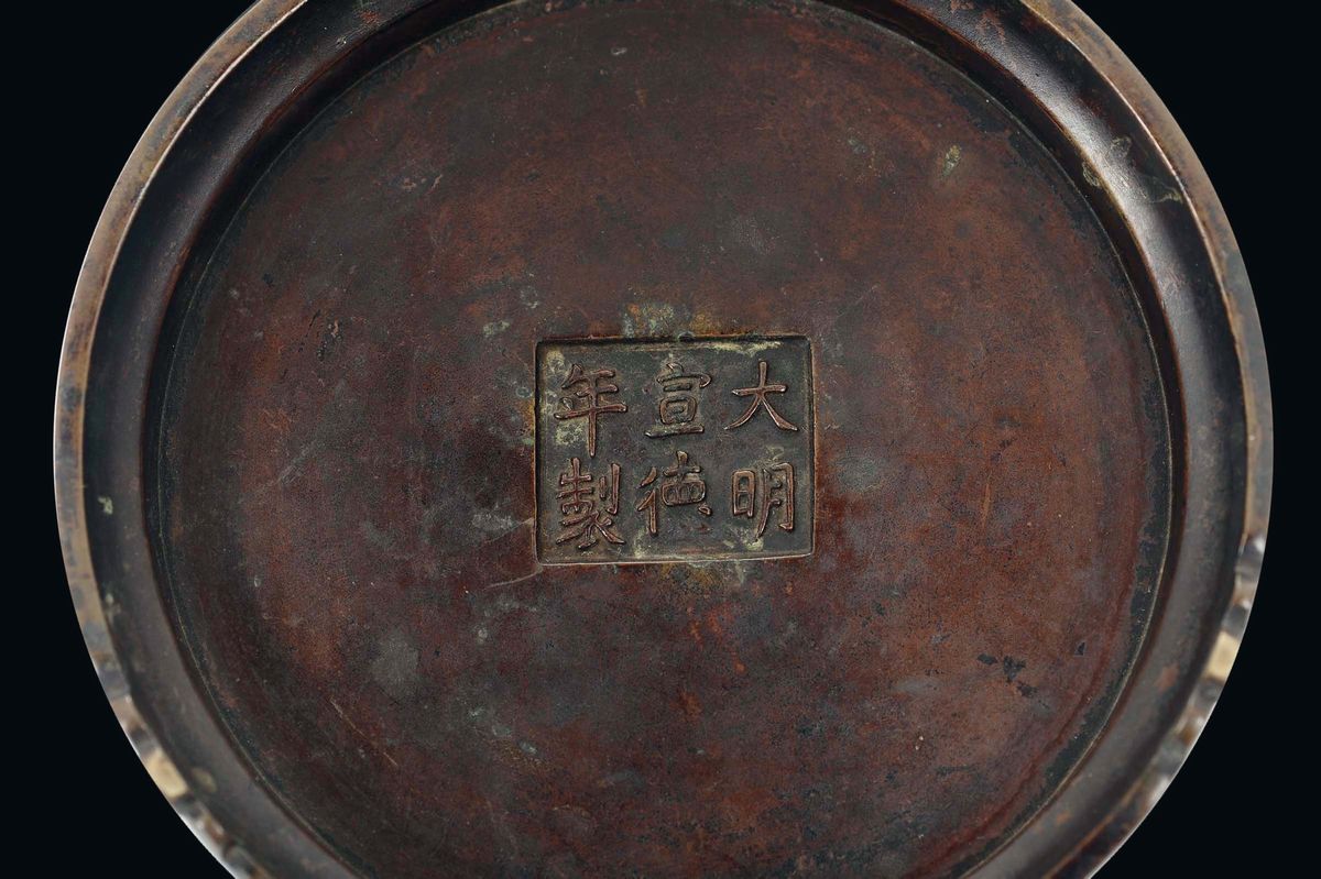 Incensiere Tripode in Bronzo con Manici su Stand in Bronzo, Cina, Dinastia Ming, Fine XVII Secolo