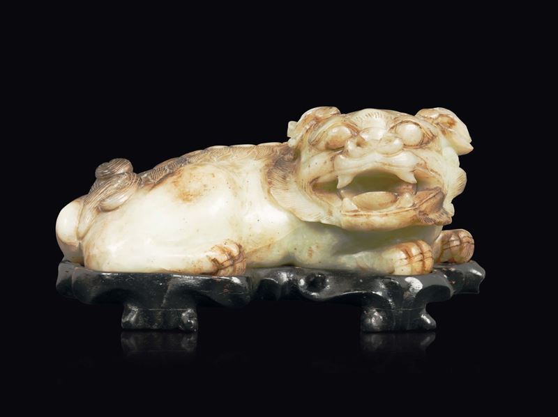 Figura di cane di Pho sdraiato in giada bianca e russet, Cina, Dinastia Qing, XVIII secolo  - Asta Fine Chinese Works of Art - Cambi Casa d'Aste
