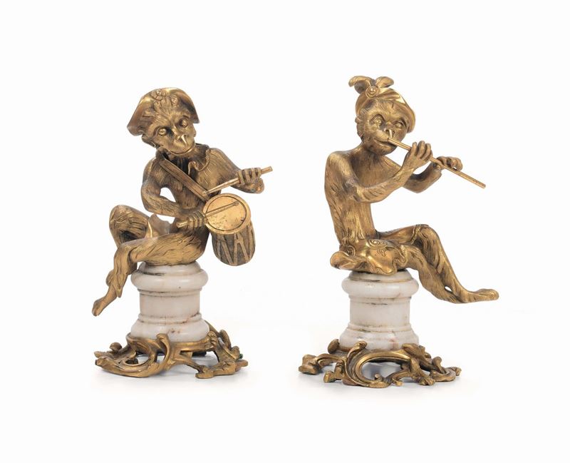 Coppia di sculture in bronzo dorato raffiguranti scimmie suonatrici, XVIII secolo  - Asta Antiquariato - II - Cambi Casa d'Aste