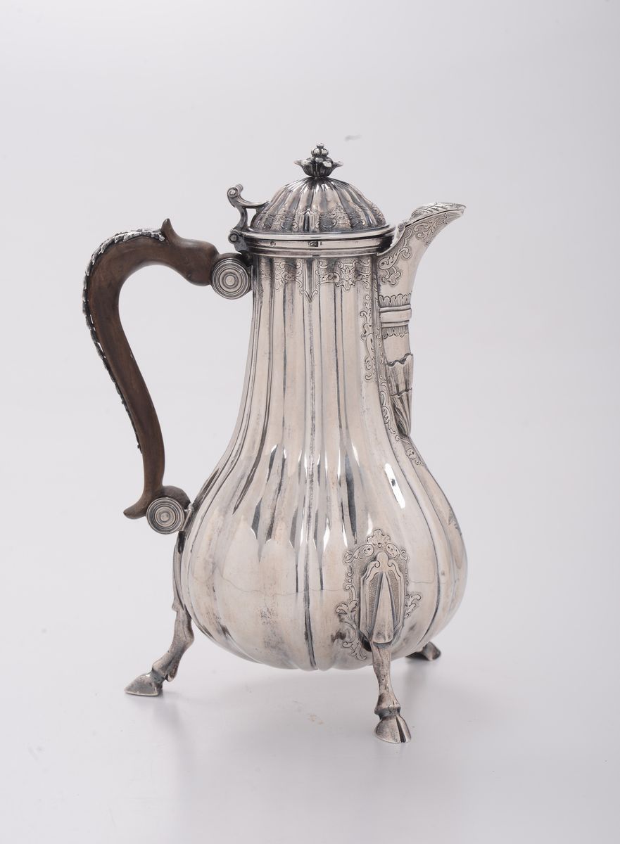 Caffettiera in Argento Fuso, Sbalzato e Cesellato, Malta, Prima Metà XVIII Secolo, Argentiere Ann...