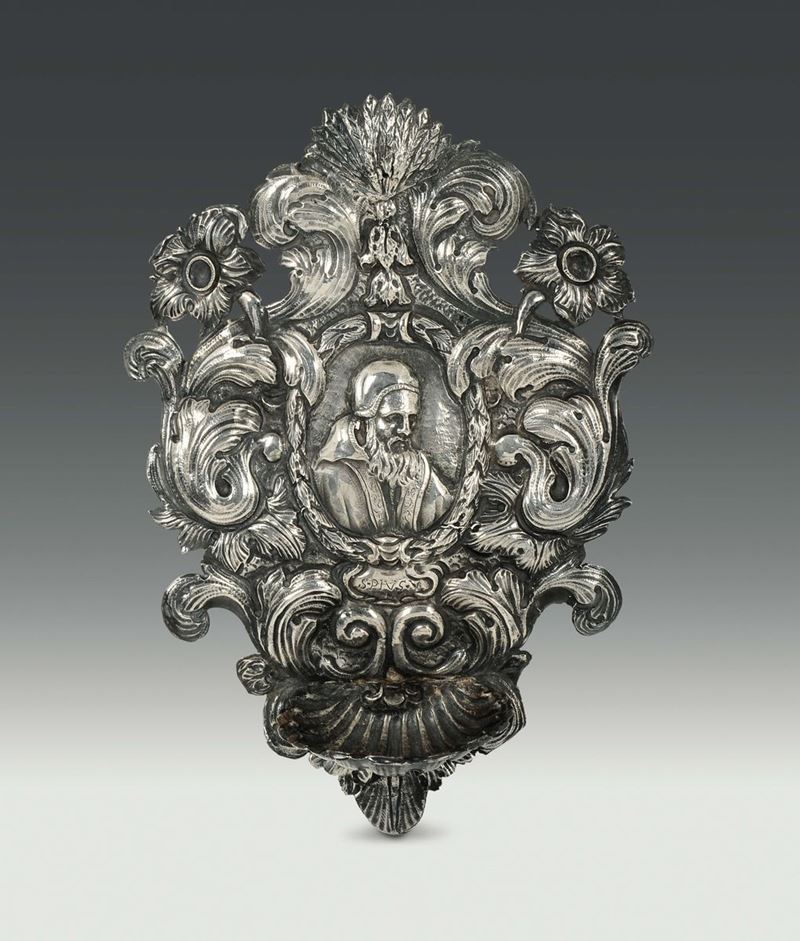 A holy water font in embossed and chiselled silver, Genova, end of the 17th century  - Auction Collectors' Silvers - Cambi Casa d'Aste