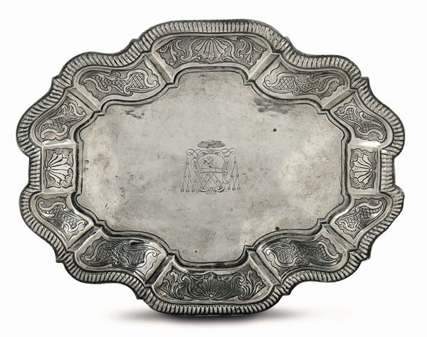 Vassoio in argento sbalzato e cesellato, Roma, metà del XVIII secolo, bollo camerale e marchio dell’argentiere Giovanni Bessi (1731 – 1748)