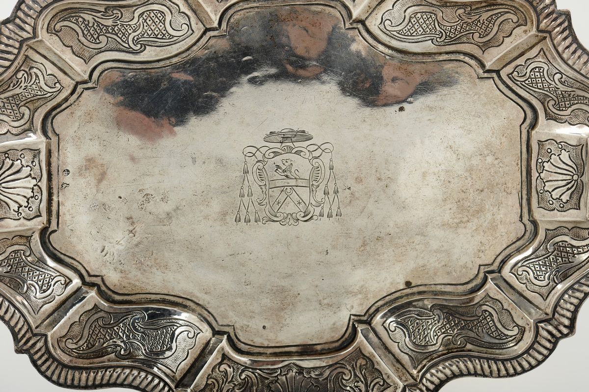 Vassoio in Argento Sbalzato e Cesellato, Roma, Metà del XVIII Secolo, Bollo Camerale e Marchio De...