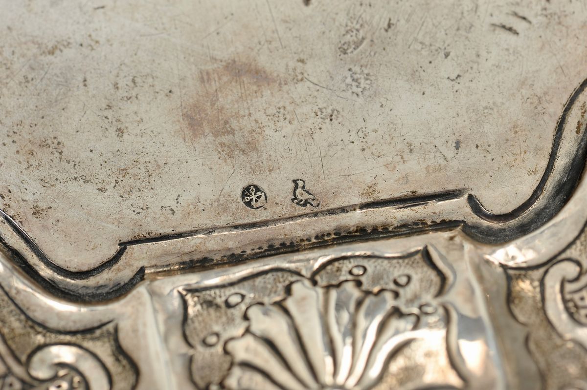 Vassoio in Argento Sbalzato e Cesellato, Roma, Metà del XVIII Secolo, Bollo Camerale e Marchio De...