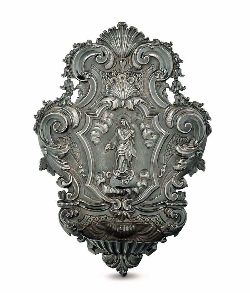A holy water font in embossed and chiselled silver, Genova, first half of the 18th century  - Auction Collectors' Silvers - Cambi Casa d'Aste