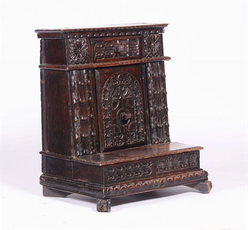 Inginocchiatoio in noce scolpito, Italia XVII-XVIII secolo  - Auction Antique Online Auction - Cambi Casa d'Aste