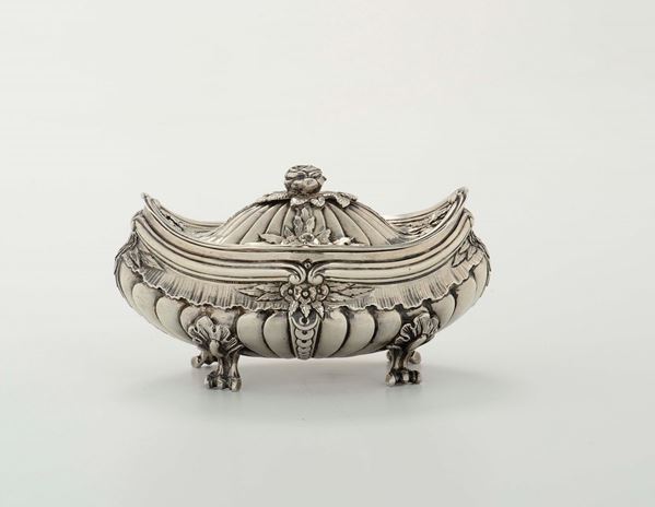 A sugar pot in molten, embossed and chiselled silver, Italian manufacture, 20th century. Marks of Turin for the last quarter of the XVIIIth century, of assayer Bartolomeo Pagliani and of the silversmith not relevant.