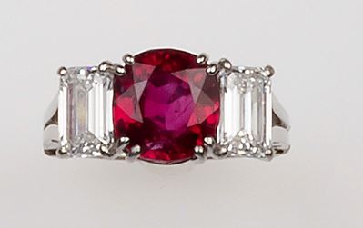 Anello con Rubino Burma di Ct 4,08 e Due Diamanti a Contorno