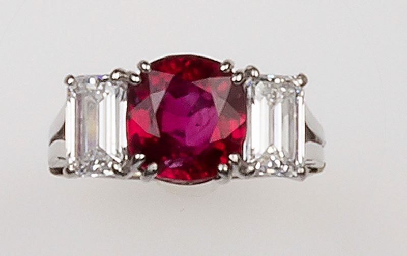 Anello con rubino Burma di ct 4,08 e due diamanti a contorno  - Asta Fine Jewels - II - Cambi Casa d'Aste