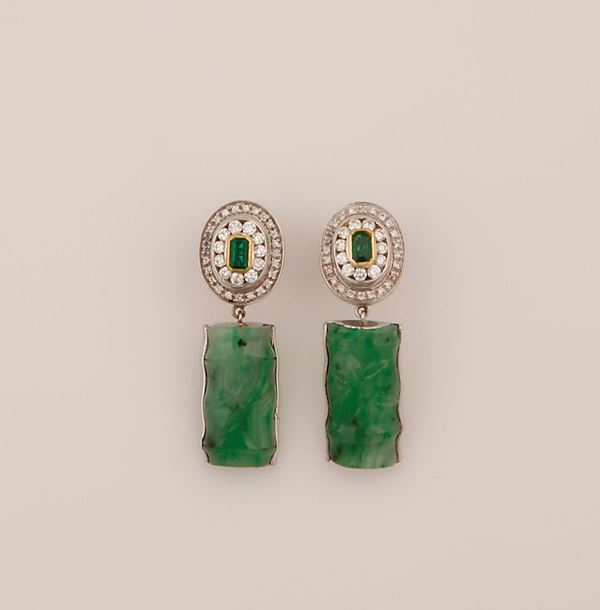 Orecchini pendenti con giadeite incisa, diamanti e smeraldi