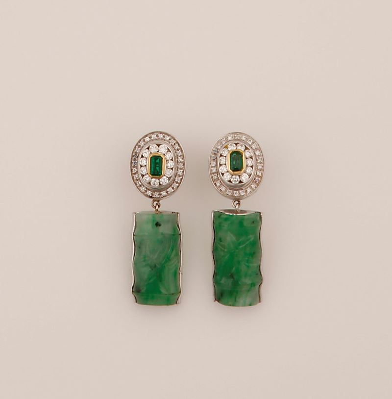 Orecchini pendenti con giadeite incisa, diamanti e smeraldi  - Auction Vintage, Jewels and Bijoux - Cambi Casa d'Aste