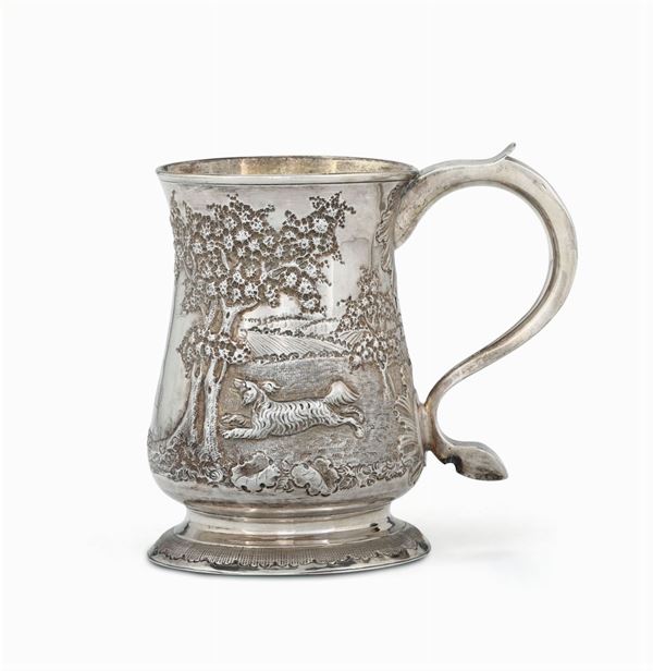 Boccale in argento decorato con animali entro paesaggio, manico a voluta, New Castle metà XVIII secolo