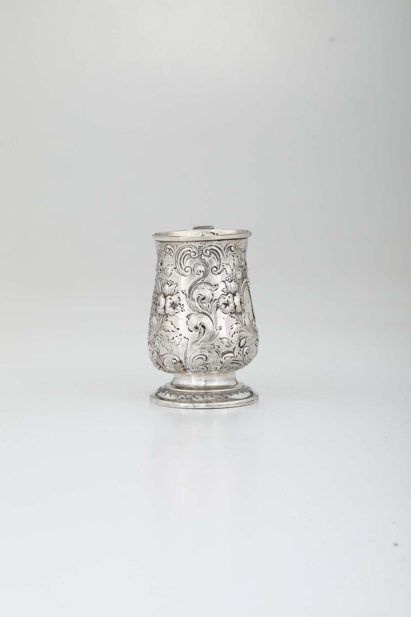 Boccale in Argento Sbalzato a Fiori e Volute, Presa Sagomata, Londra 1759