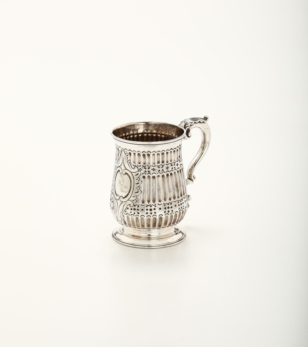 Boccale in Argento Sterling Sbalzato e Cesellato, Londra, 1769, Argentiere John Beker II
