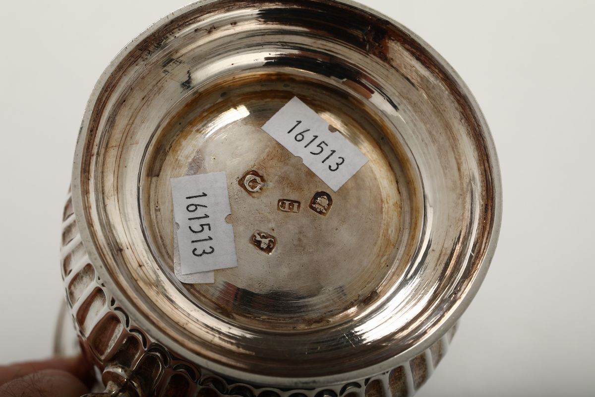 Boccale in Argento Sterling Sbalzato e Cesellato, Londra, 1769, Argentiere John Beker II