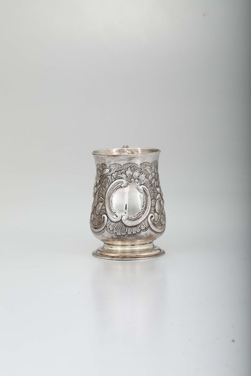 Boccale in Argento Decorato a Fiori e Volute, Presa a Voluta, Londra 1757
