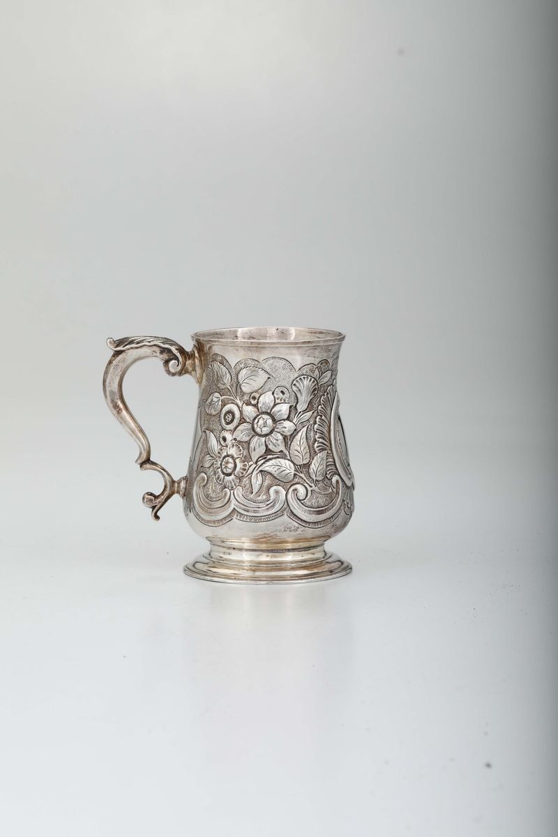 Boccale in Argento Decorato a Fiori e Volute, Presa a Voluta, Londra 1757