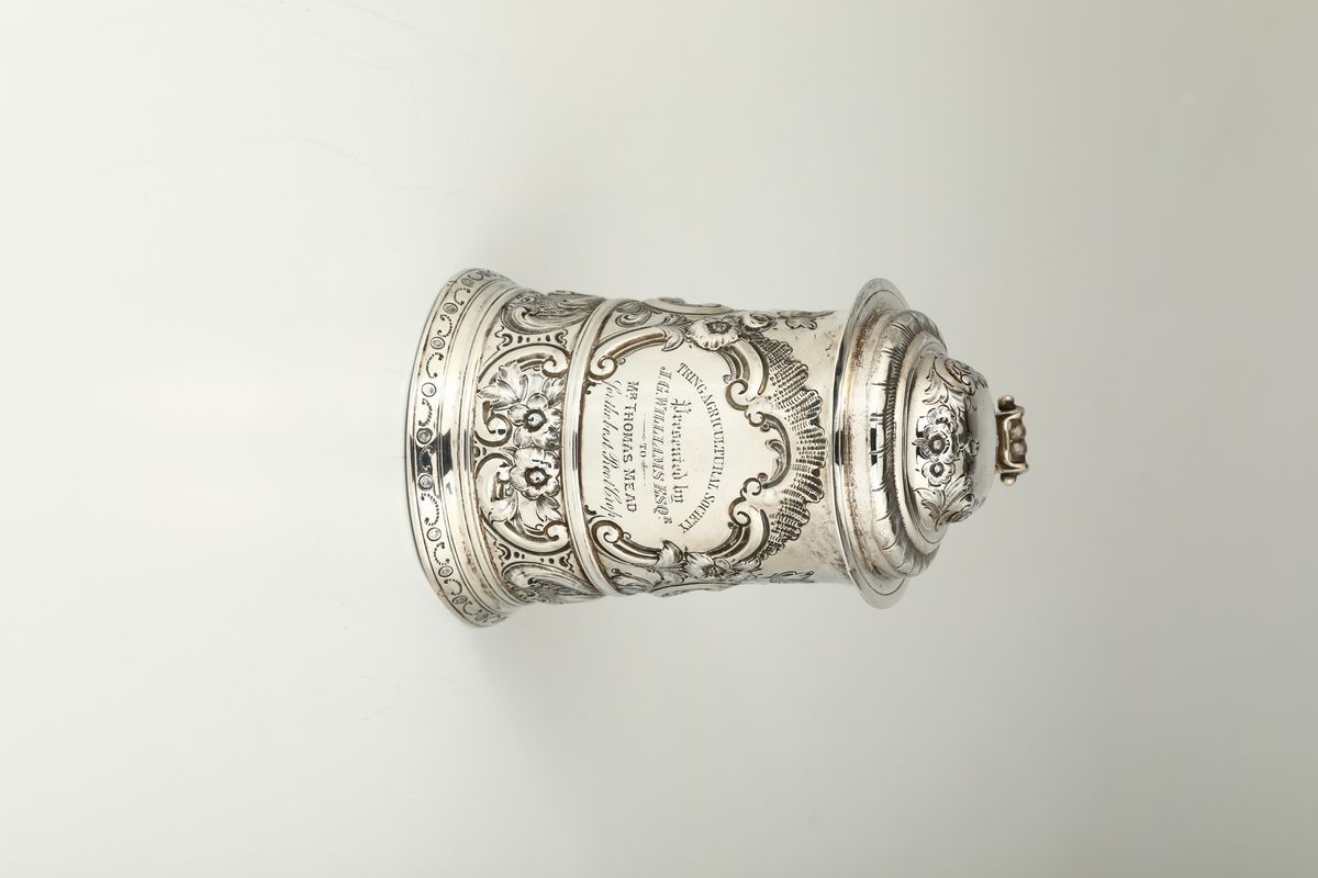 Tankard in Argento Sterling Fuso, Sbalzato, Cesellato e Dorato, Londra, 1758, Argentieri William ...