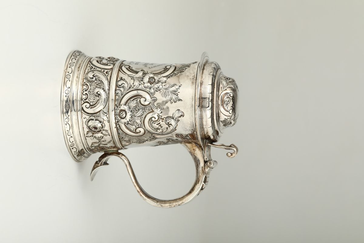Tankard in Argento Sterling Fuso, Sbalzato, Cesellato e Dorato, Londra, 1758, Argentieri William ...
