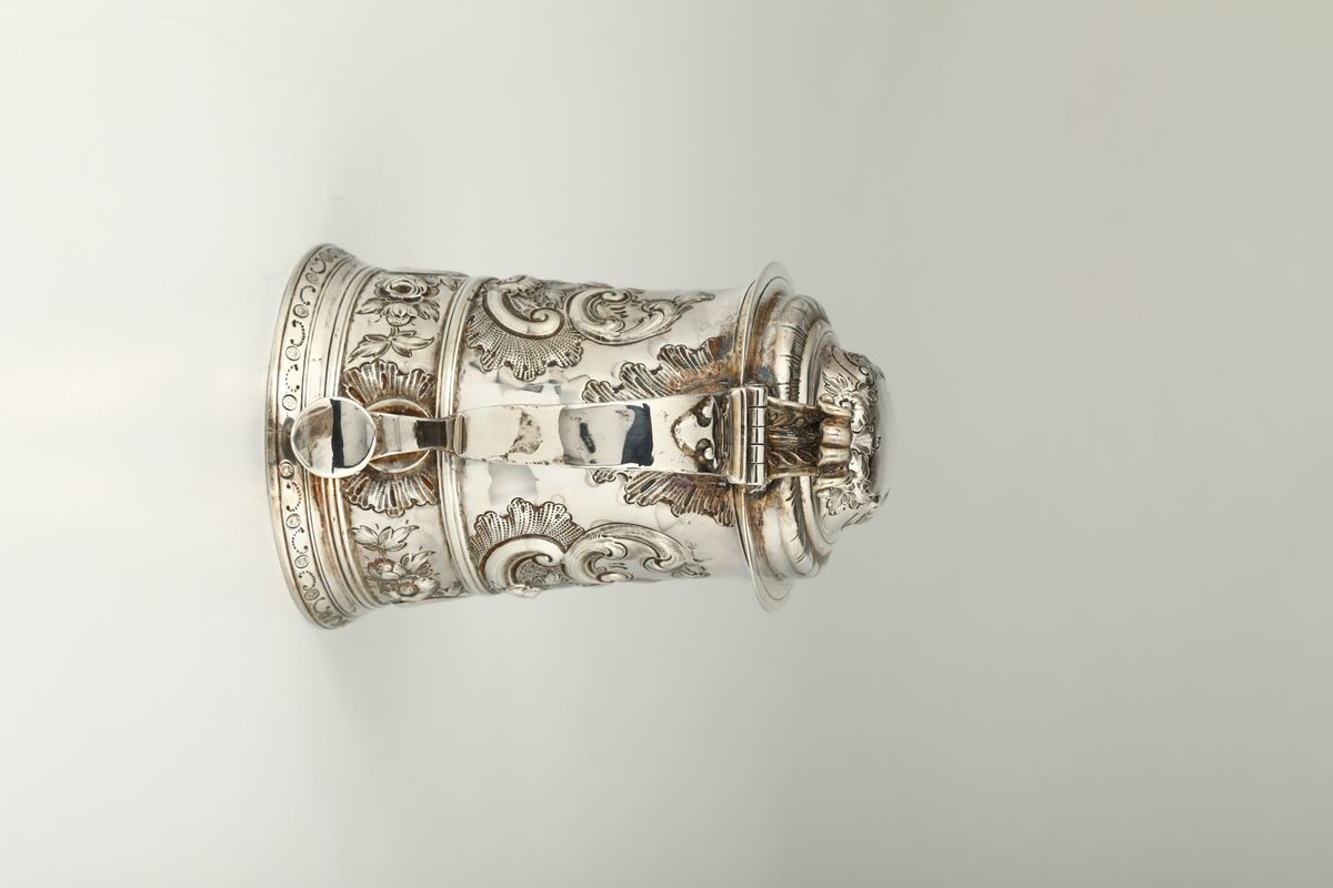 Tankard in Argento Sterling Fuso, Sbalzato, Cesellato e Dorato, Londra, 1758, Argentieri William ...