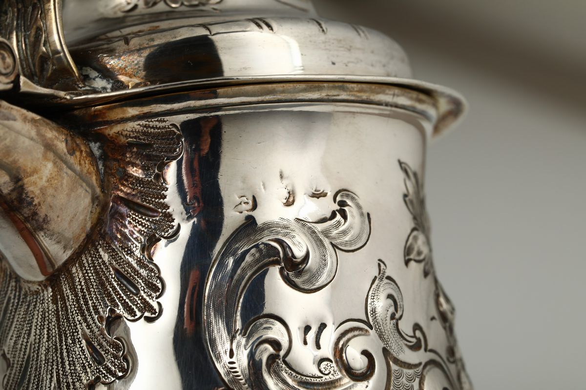 Tankard in Argento Sterling Fuso, Sbalzato, Cesellato e Dorato, Londra, 1758, Argentieri William ...