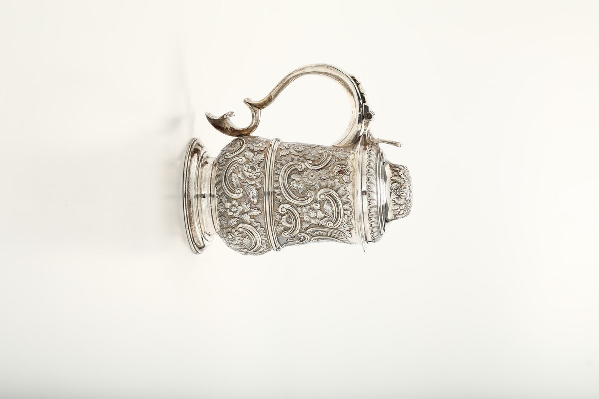 Tankard in Argento Sterling Sbalzato e Cesellato, Londra, 1765, Argentiere I.M con Stella (non Id...