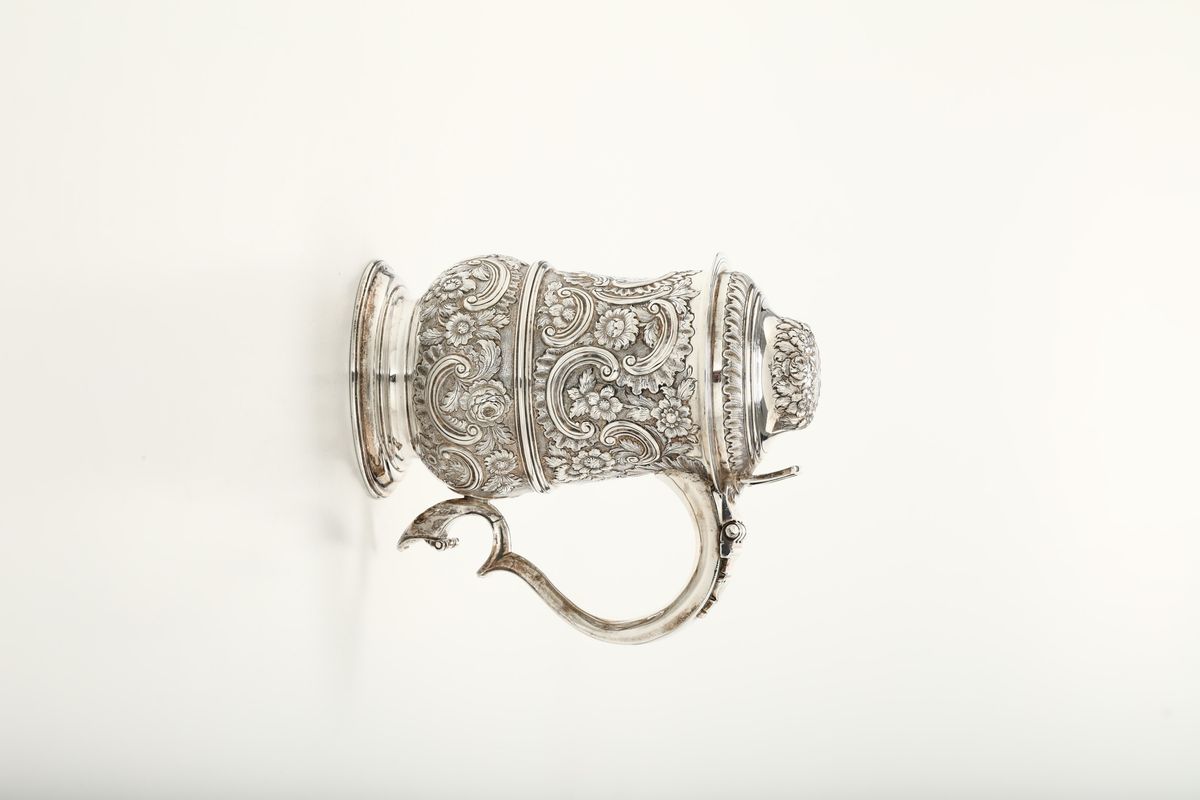 Tankard in Argento Sterling Sbalzato e Cesellato, Londra, 1765, Argentiere I.M con Stella (non Id...