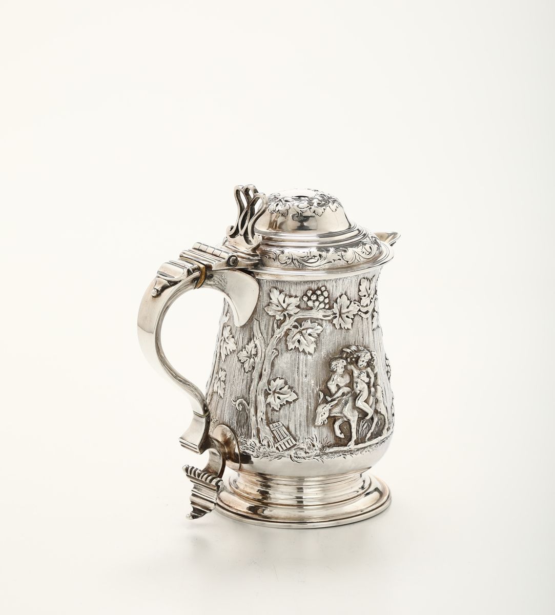 Tankard in Argento Fuso, Sbalzato e Cesellato, Londra, 1787, Argentiere William Bennett