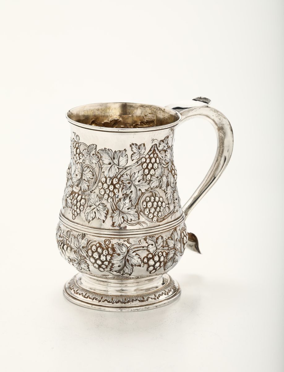 Boccale in Argento Sterling Fuso, Sbalzato e Cesellato, Londra, 1776, Argentiere John Deacon