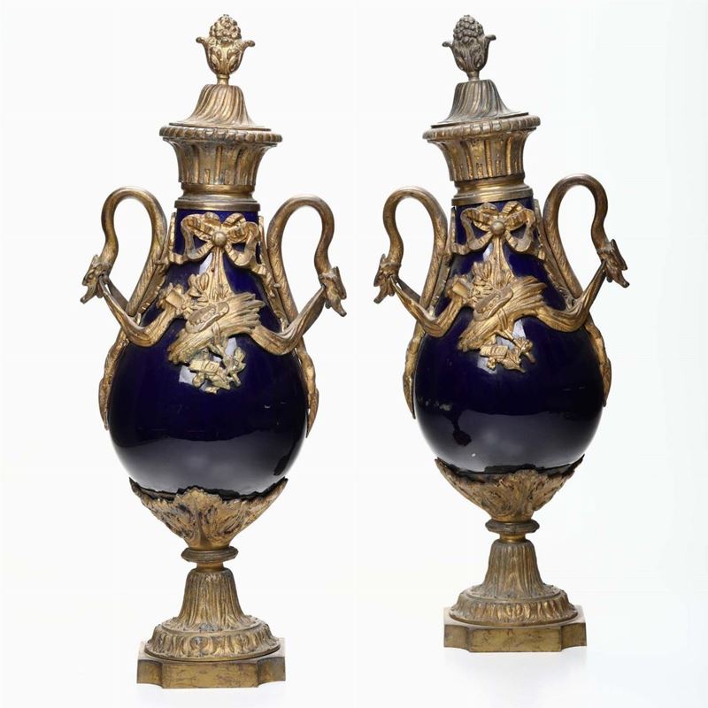 Coppia di vasi in porcellana blu con mantatura in bronzo, XIX secolo  - Asta Ceramiche | Cambi Time - Cambi Casa d'Aste
