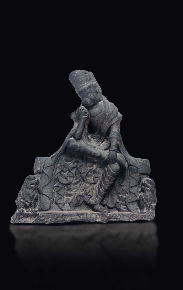 Grande figura di Guanyin seduta in pietra con cani di Pho ai lati, Cina, probabilmente Dinastia Wei (386-534)