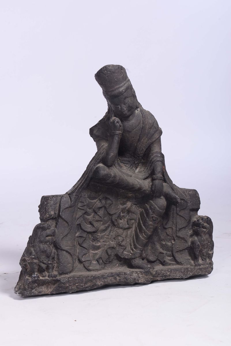Grande Figura di Guanyin Seduta in Pietra con Cani di Pho ai Lati, Cina, Probabilmente Dinastia W...
