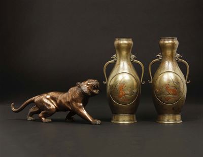 Lotto Composto da Due Vasi ed una Tigre in Bronzo Dorato, Giappone, XIX Secolo