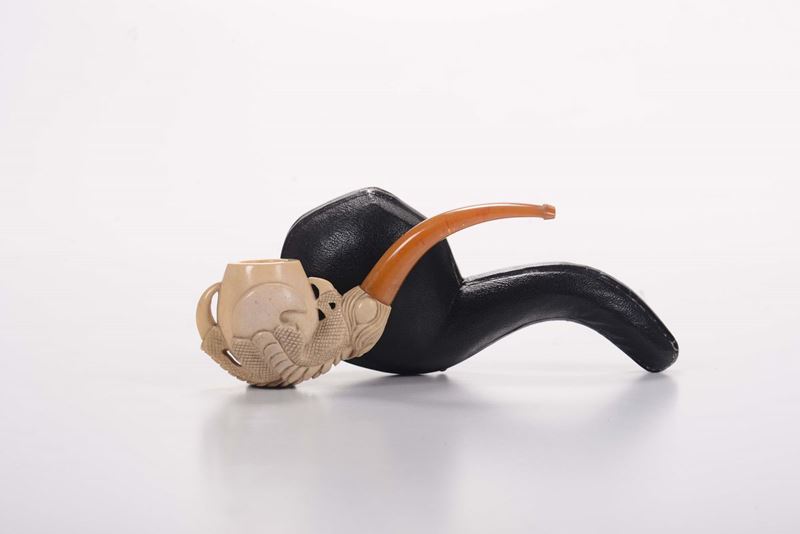Pipa in schiuma di mare con bocchino in ambra con custodia a forma di artiglio  - Auction Fine Art - Cambi Casa d'Aste