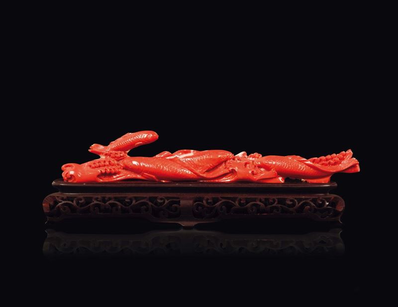Ramo scolpito in corallo raffigurante gruppo di carpe, Cina, inizio XX secolo  - Asta Fine Chinese Works of Art - Cambi Casa d'Aste