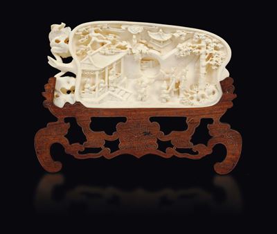 Placca in Avorio con Scena di Fanciulli e Guanyin che Giocano a Rilievo, Cina, Inizio XX Secolo