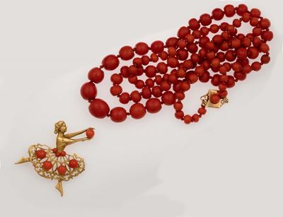 Lotto Composto da una Collana con Boules di Corallo a Scalare ed una Spilla Raffigurante una Ball...