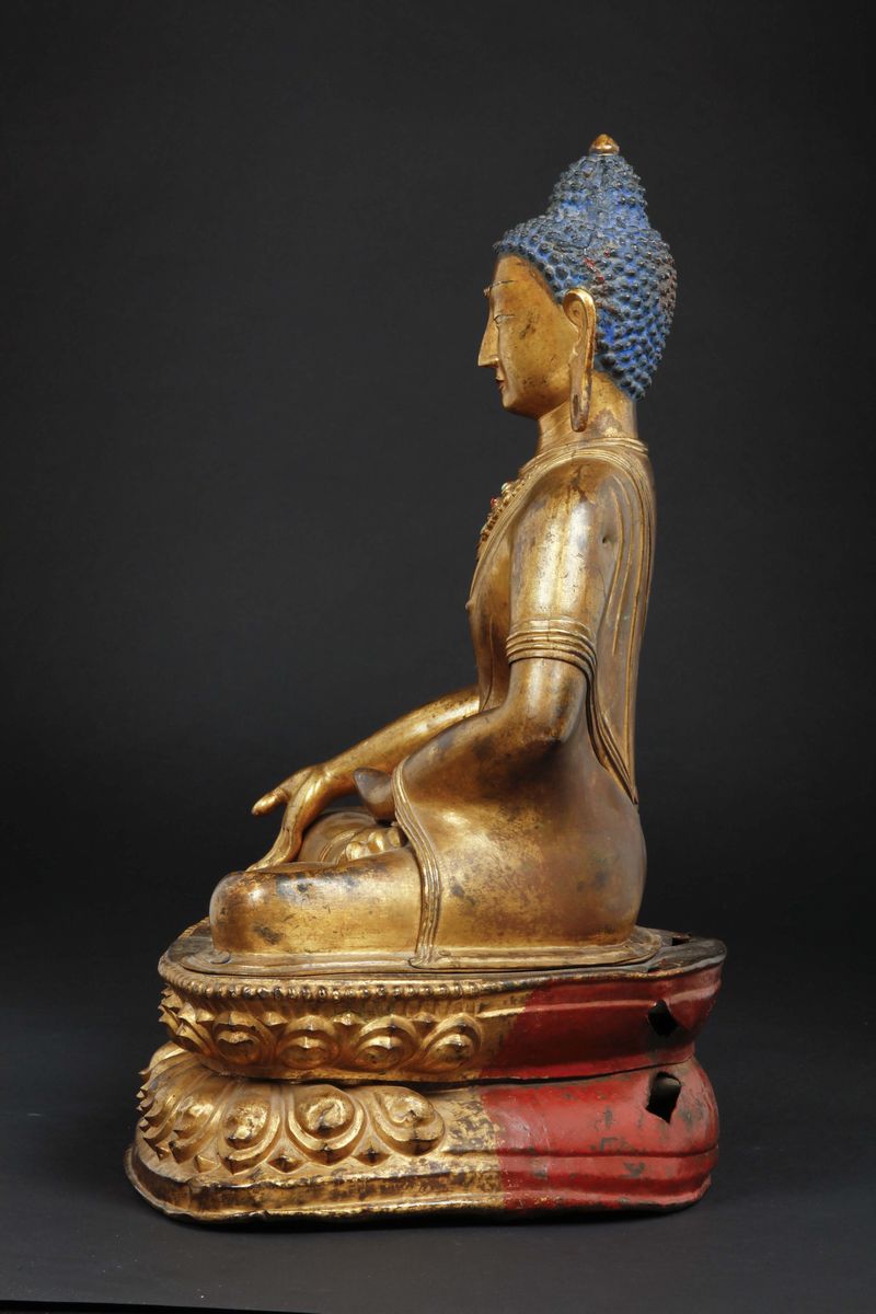 Figura di Buddha in Rame Repoussé Seduto Sopra Doppio Fiore di Loto con Innesti di Pietre Dure ed...