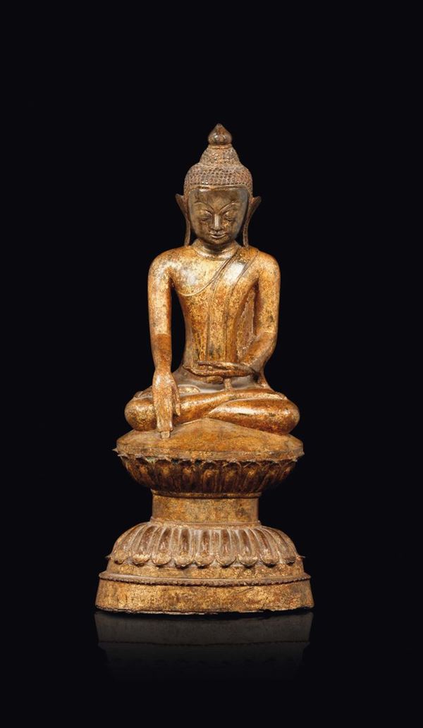Figura di Buddha in bronzo dorato seduto su doppio fiore di loto, Thailandia, XVII secolo